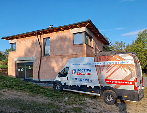 Zateplení stropu novostavby rodinného domu pomocí foukané izolace